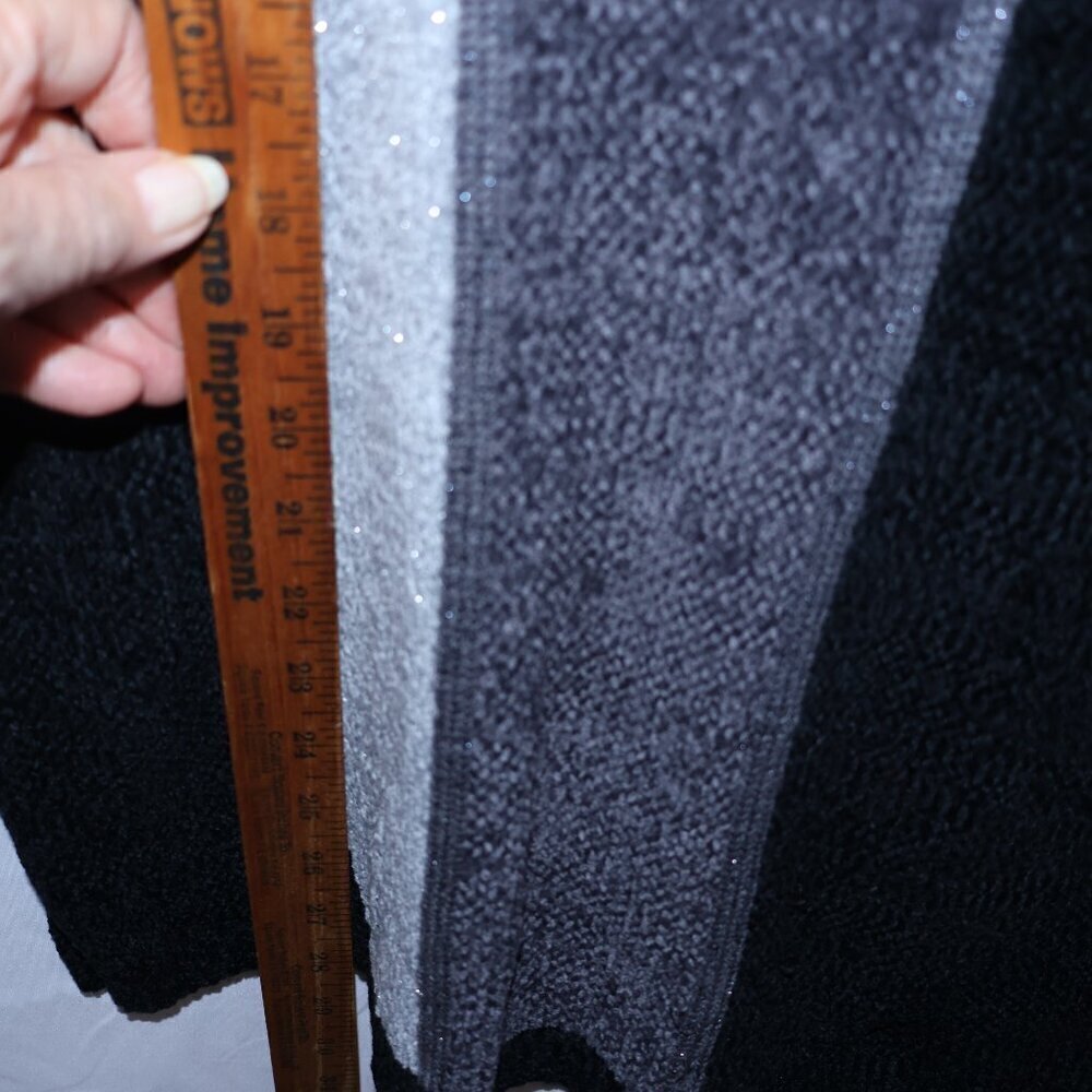 Carolina Colors Black Silver Gray Sweater Size Medium Acrylic - Picture 14 of 16